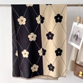 Detalle de bufanda de punto con margaritas, bicolor y con elegantes bordes de flecos - Negro