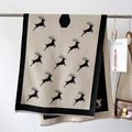 Détail d'une écharpe d'hiver douce avec motifs rennes et franges sur un support - 66*186cm / Noir Beige