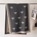 Detail van een wintersjaal met bijen jacquard patroon en fijne franjes aan de zoom - Grijs
