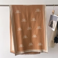 Detailopname van karamelkleurige sjaal met witte bijenpatronen en fijne franjes eraan - Khaki