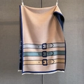 Detail eines Winterschals mit elegantem Gürtelschnallen-Print und weißen Fransen - 66*192cm / Marineblauer Rand