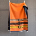 Nahaufnahme des orangefarbenen Jacquard-Schals mit Gürtelmuster und weißen Fransen - 66*192cm / Orange