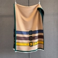 Details eines dicken Winterschals mit Gürtelschnallenmustern und weißen Fransen am Saum - 66*192cm / Grüne Kante