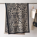 Detail der Leopardenmuster-Schal mit Fransen und hochwertiger Kaschmir-Textur - Schwarz