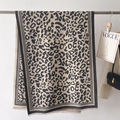 Makro-Detail des Kaschmirschals mit Leopardenmuster, Fransen und Seitenrändern - Grau