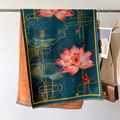 Dettaglio di sciarpa reversibile con stampa loto, frange eleganti e mano effetto cashmere - 66*186cm / Verde Scuro (YH-89)