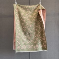Détail d'écharpe jacquard à roses avec faces vert et rose et franges blanches - 66*192cm / Rose et Vert