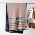 Elegante scialle con stampa a cintura in rosa nudo e blu scuro con frange fini - Bordo Blu Marino