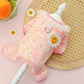 Detalle de mameluco para perro con cuello de encaje, parche de margarita y anillo en D - XS (Pecho 30cm) / Pelele Rosa Iridiscente