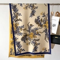 Sciarpa pashmina vintage beige con fiori, bordo blu navy e nappe corte sul fondo - Bordo Blu Marino