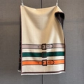 Dicker Jacquard-Schal in Creme und Braun mit bunten Gürtelschnallen-Mustern und Fransen - 66*192cm / Brauner Rand