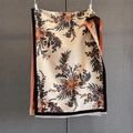 Sciarpa retrò in finto cashmere beige con stampa floreale e bordi neri decorativi - Naturale Con Bordo Nero