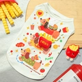 Detail der weißen Haustierweste aus Netzstoff mit Fast-Food-Print und 3D-Plüschpommes - XS (Brustumfang 30cm) / Dackel (Eisseide Kühlung)