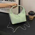 Sac demi-lune chic en cuir souple vert menthe avec bandoulière chaîne argentée femme - Vert