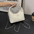 Sac à main croissant minimaliste blanc cassé avec chaîne argentée et double fermeture éclair - Blanc