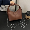 Sac à main minimaliste en cuir marron foncé avec bandoulière chaîne et poignée ronde - Marron