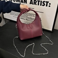 Sac demi-lune en cuir bordeaux foncé avec bandoulière chaîne argentée et surpiqûres - Rouge