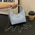 Sac à main croissant bleu clair en cuir mat avec double fermeture éclair et chaîne - Bleu