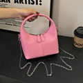 Sac à main croissant en cuir souple rose avec chaîne argentée et double fermeture éclair - Rose