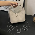 Sac en cuir souple crème avec bandoulière chaîne argentée et double fermeture - Gris