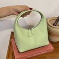 Sac croissant en cuir souple vert menthe avec bandoulière chaîne et double fermeture - Vert