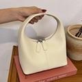 Sac à main beige en cuir souple avec double fermeture éclair et poignée incurvée - Blanc