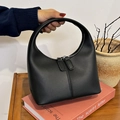 Sac croissant en cuir souple noir avec double fermeture éclair et poignée élégante - Noir