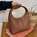 Sac à main en cuir souple marron caramel avec anse demi-ronde et double fermeture - Marron