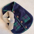 Gilet in pile blu navy per cani con finiture scozzesi e sciarpa in maglia beige per pet - XS / Blu Marino Gilet di Natale (E Sciarpa)