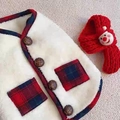Gilet natalizio in peluche per cani con sciarpa rossa e decoro di Babbo Natale - XS / Bianco Latte Gilet di Natale (E Sciarpa)