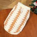Dettaglio del gilet di peluche per animali con motivi a zig-zag e anello a D per guinzaglio - S / Caramello