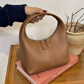 Sac demi-lune chic en similicuir marron foncé avec fermeture éclair et couture verticale - Marron