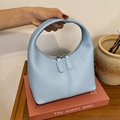 Sac à main chic en cuir souple bleu clair avec double fermeture éclair argentée élégant - Bleu