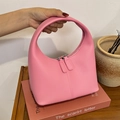 Sac poignet demi-lune rose tendre en cuir mat avec une bandoulière chaîne élégante - Rose