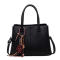 Sac à main noir grainé avec pendentif ours léopard et bandoulière amovible réglable - Noir