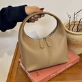 Sac à main chic en similicuir kaki avec fermetures éclair argentées et surpiqûres - Kaki