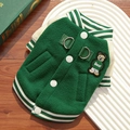 Dettaglio del gilet in pile per animali con ricamo a orso e doppi anelli a D per guinzaglio - XS / Verde Imperiale