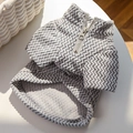 Détail du pull pour animal avec texture en zigzag grise et col à demi-fermeture éclair - XS / Gris