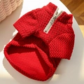 Détail du pull rouge pour animaux avec maille ondulée et fermeture éclair argentée - XS / Rouge