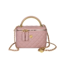 Sac boîte rose matelassé avec poignée en métal doré et bandoulière chaîne sur blanc - Rose