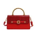 Borsa quadrata rossa a coccodrillo con manico dorato e logo M in metallo elegante - Rosso