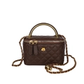 Sac boîte matelassé marron foncé avec fermoir fleur dorée et bandoulière en chaîne - Marron