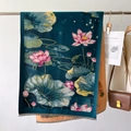 Écharpe épaisse en jacquard lotus peinture à l'huile bleu foncé avec fleurs et franges - Miles of Lotus