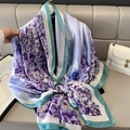 Écharpe élégante en soie synthétique à motif lavande avec bordure verte sur canapé - 180cm x 90cm / Violet
