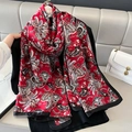 Ethno-Paisley-Seidenschal in Rot mit schwarzen Bordüren für Sonnenschutz und sommerliche Eleganz - Rotes Paisley-Muster (F-406)