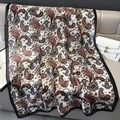 Ethno-Paisley-Seidenschal mit elegantem schwarzem Rand auf einem Ledersessel - Off White Schwarzer Rand Paisley (F-406)