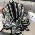 Zijden sjaal met Toile de Jouy print en zwart-witte strepen op een grijze bank - Zwart