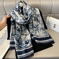 Elegante Toile de Jouy zijden sjaal met blauwe patronen op een stijlvol display - Marineblauw