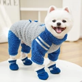 Dettaglio della tuta invernale per animali in pile con stivaletti blu coordinati - XS / Blu scuro