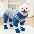 Dettaglio tuta invernale blu per animali con coulisse regolabile e scarpine abbinate - XS / Blu scuro